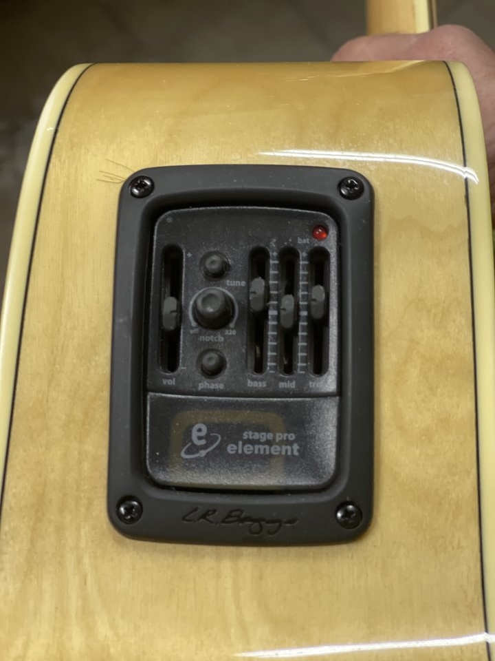 Guitarra acústica Alvarez J80CE Jumbo + funda rígida