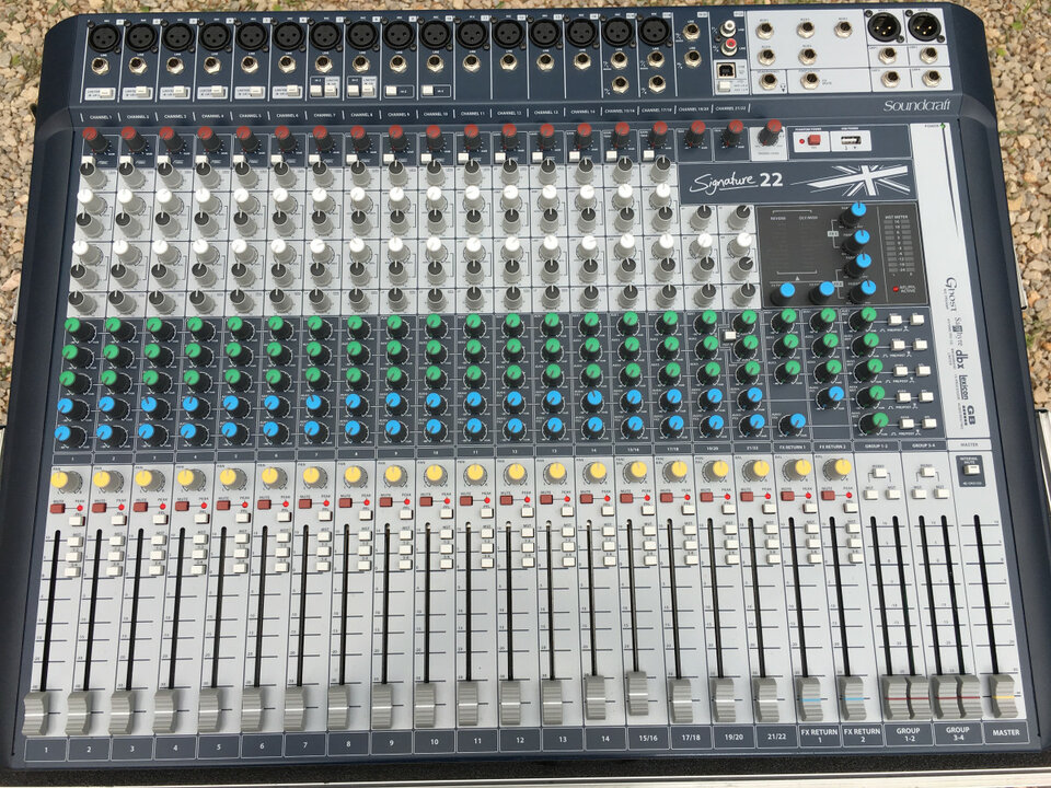 Soundcraft Signature 22 - Mixer Analógico con FX