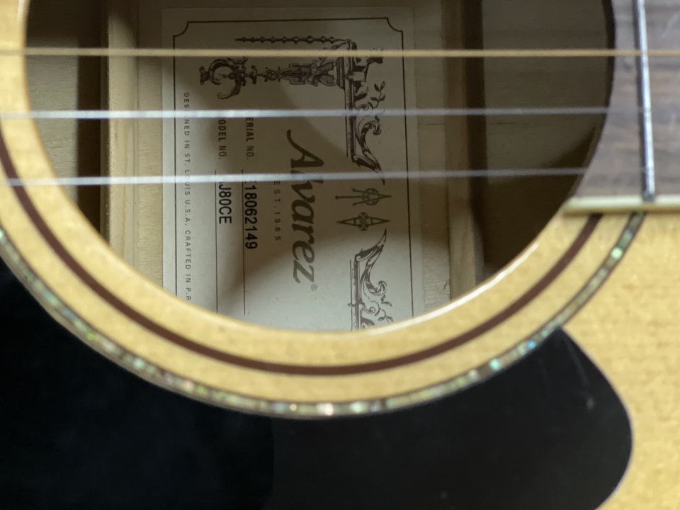 Guitarra acústica Alvarez J80CE Jumbo + funda rígida