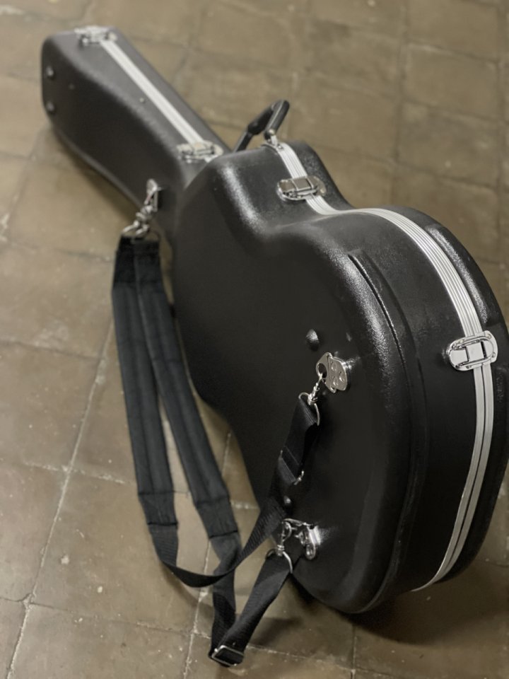 Guitarra acústica Alvarez J80CE Jumbo + funda rígida