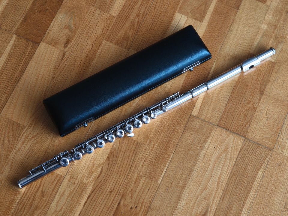 Flauta travesera Yamaha YFL 281SII con estuche de segunda mano · Foto 1 de 6 · Barcelona · 595 €
