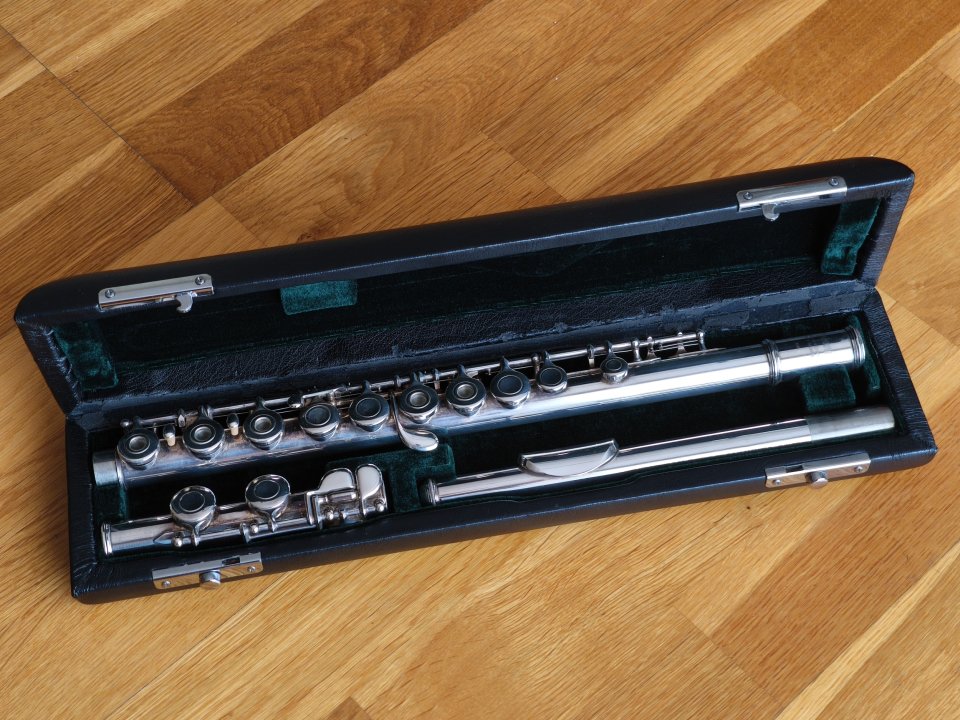 Flauta travesera Yamaha YFL 281SII con estuche de segunda mano · Foto 2 de 6 · Barcelona · 595 €