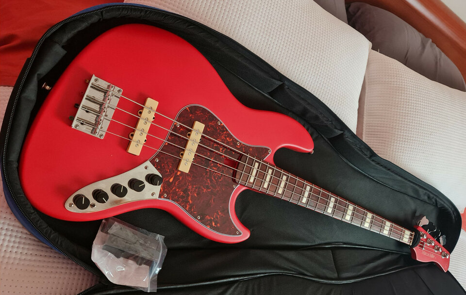 Sire Marcus Miller V3 2nd Gen Red Satin Limited Edition mejorado y con extras