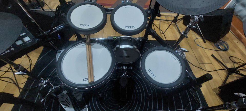 Yamaha DTX700K ampliada