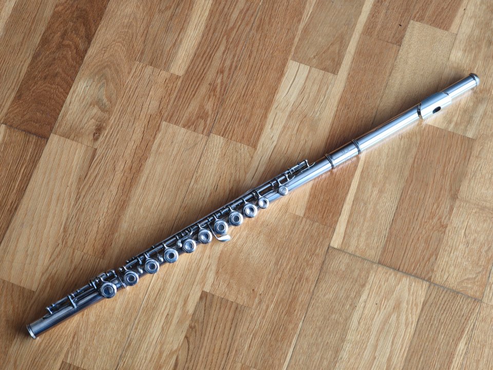 Flauta travesera Yamaha YFL 281SII con estuche de segunda mano · Foto 3 de 6 · Barcelona · 595 €
