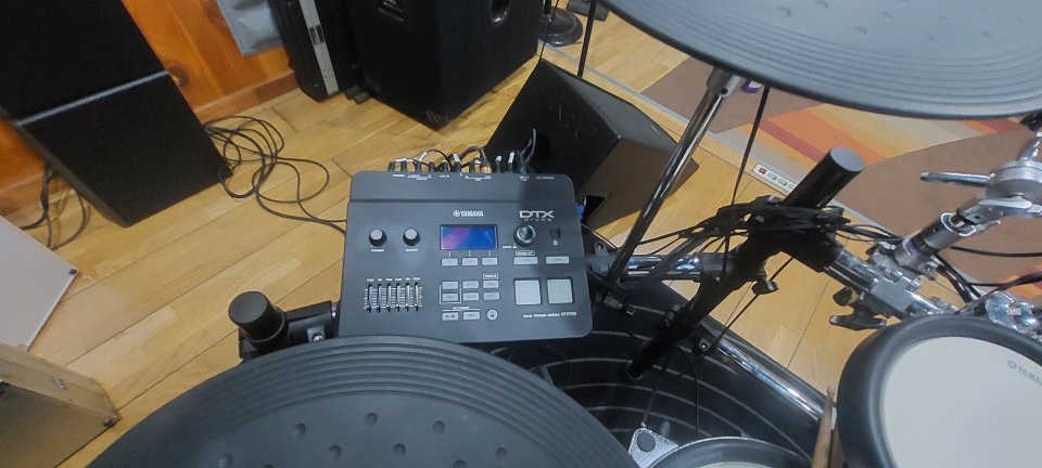 Yamaha DTX700K ampliada