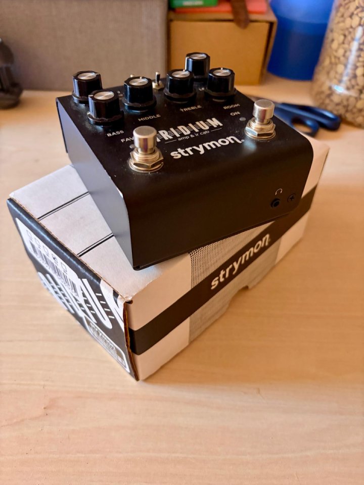 -RESERVADO- STRYMON IRIDIUM con fuente de alimentación, caja y demás.