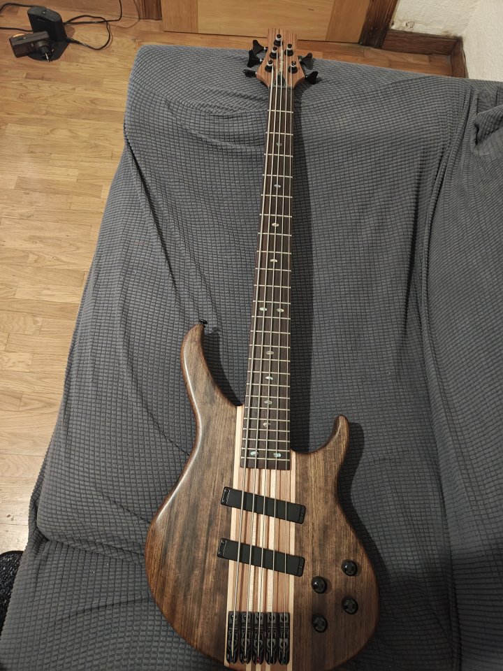 Bajo 5 cuerdas Harley Benton HBZ2005