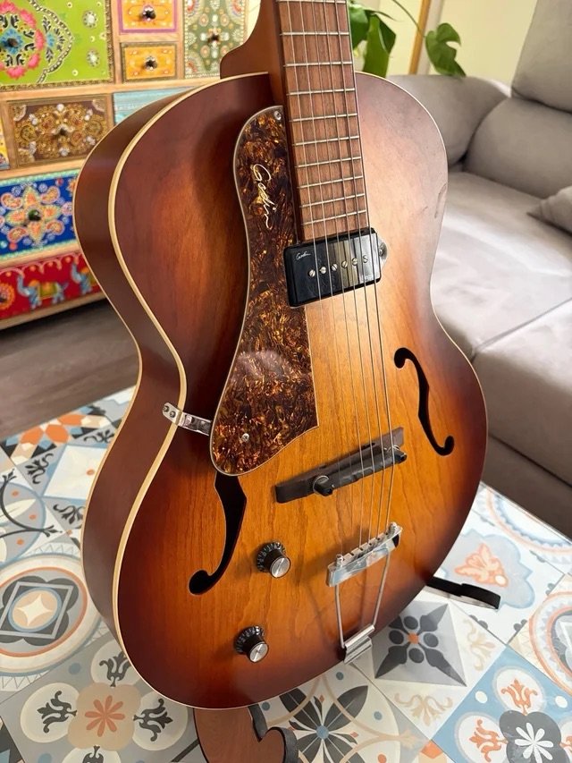 Godin 5th Avenue Kingpin left-handed de segunda mano · Foto 2 de 6 · Albacete · 550 €