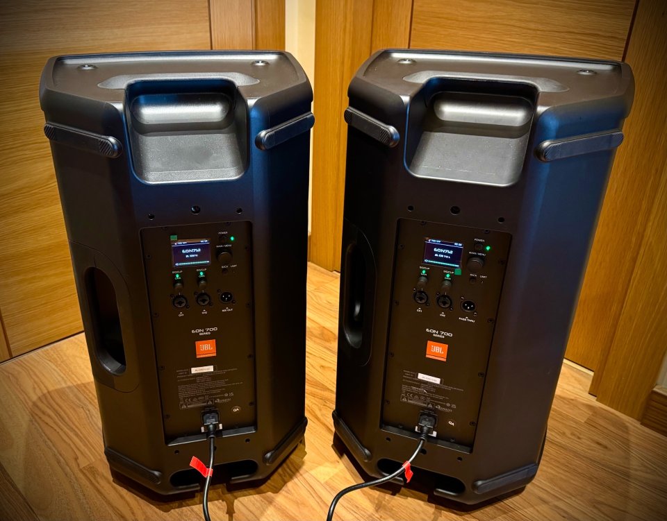 Altavoces activos JBL EON 712