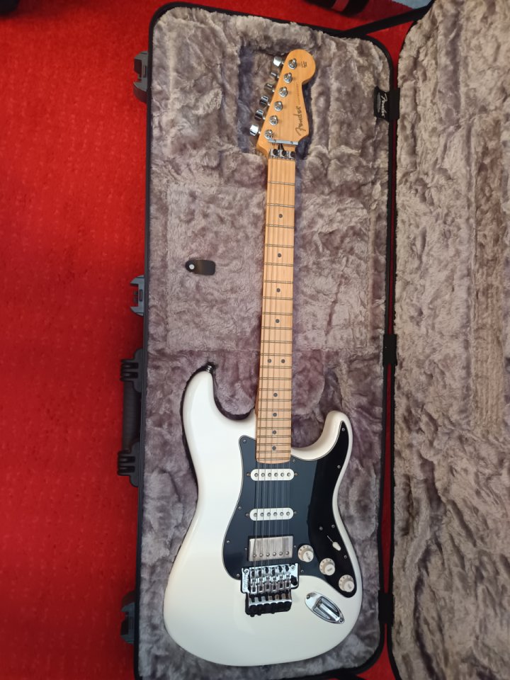 Fender Player Stratocaster Floyd Rose HSS MN, Polar White de segunda mano · Foto 1 de 6 · Madrid · 850 €