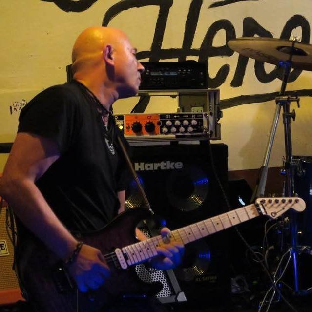 Se ofrece guitarrista