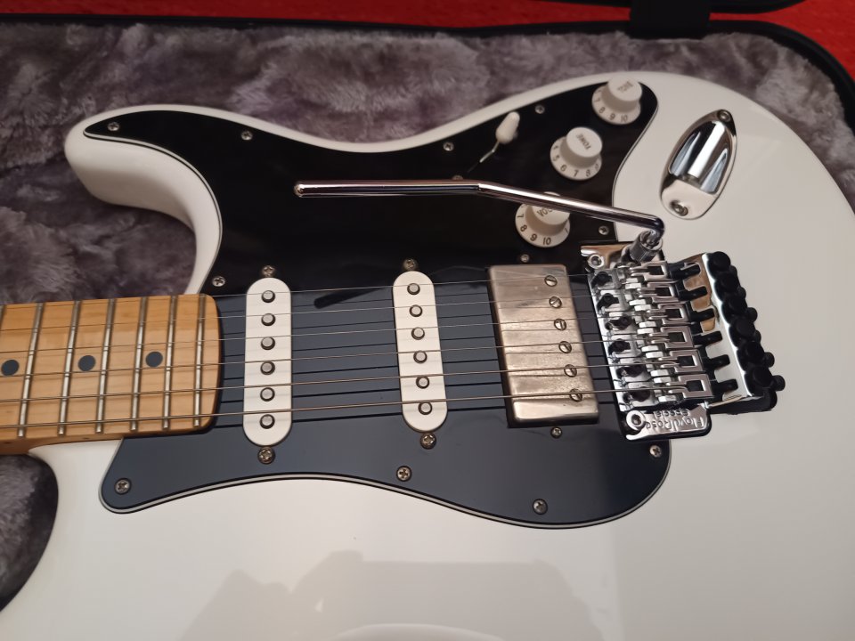 Fender Player Stratocaster Floyd Rose HSS MN, Polar White de segunda mano · Foto 4 de 6 · Madrid · 850 €