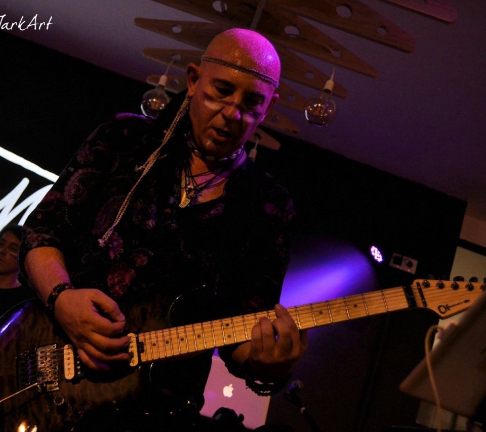 Se ofrece guitarrista