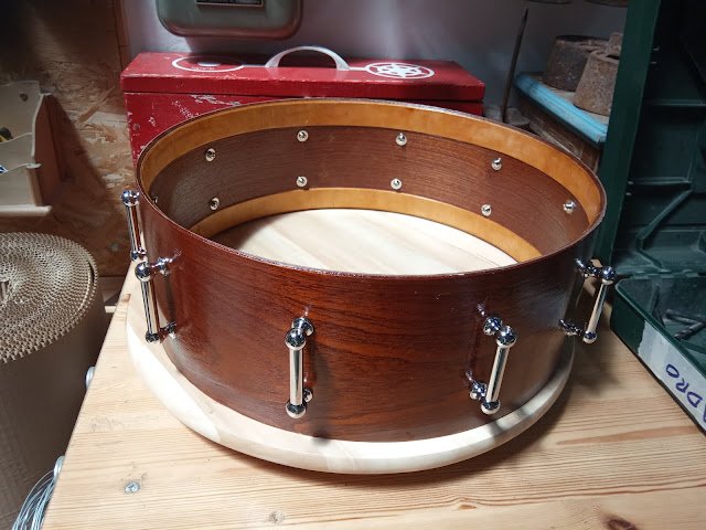 En venda caixa/tabal BcnDrums "Vi Ranci" de caoba (mahogany) amb un reforç. de segunda mano · Foto 6 de 9 · Barcelona · 395 €