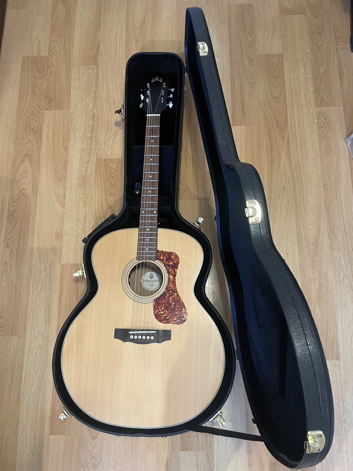 Guild F-240E Jumbo.