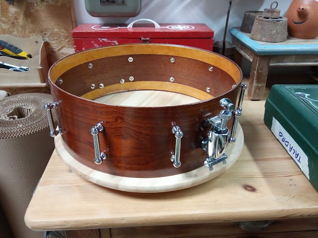 En venda caixa/tabal BcnDrums "Vi Ranci" de caoba (mahogany) amb un reforç. de segunda mano · Foto 4 de 9 · Barcelona · 395 €