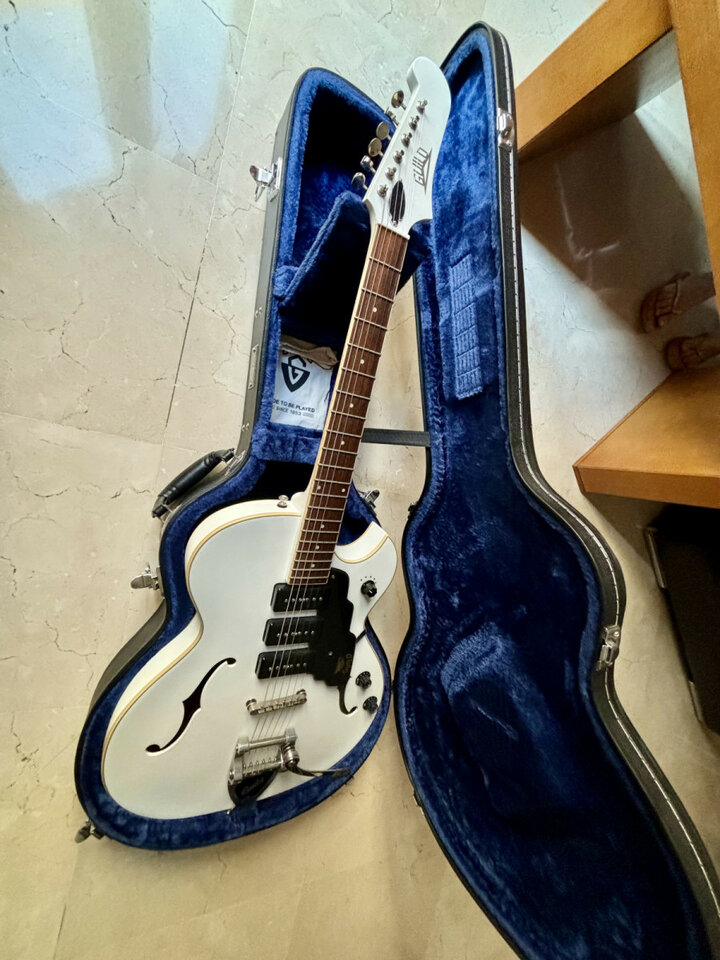 Guild Starfire I Jet 90 Satin White + Funda rígida Guild Deluxe