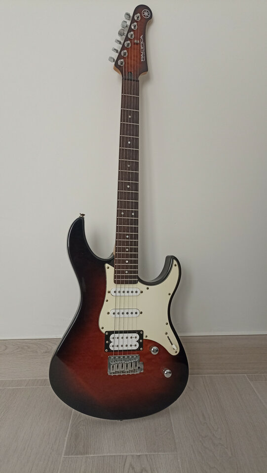 Yamaha Pacífica 212 VFM