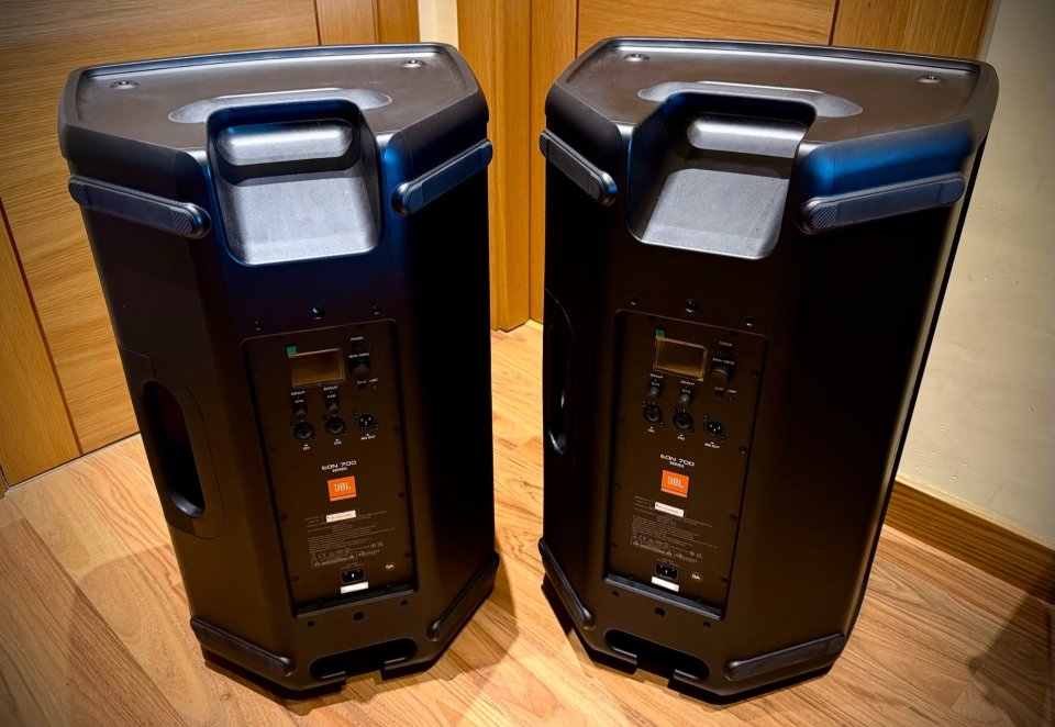 Altavoces activos JBL EON 715