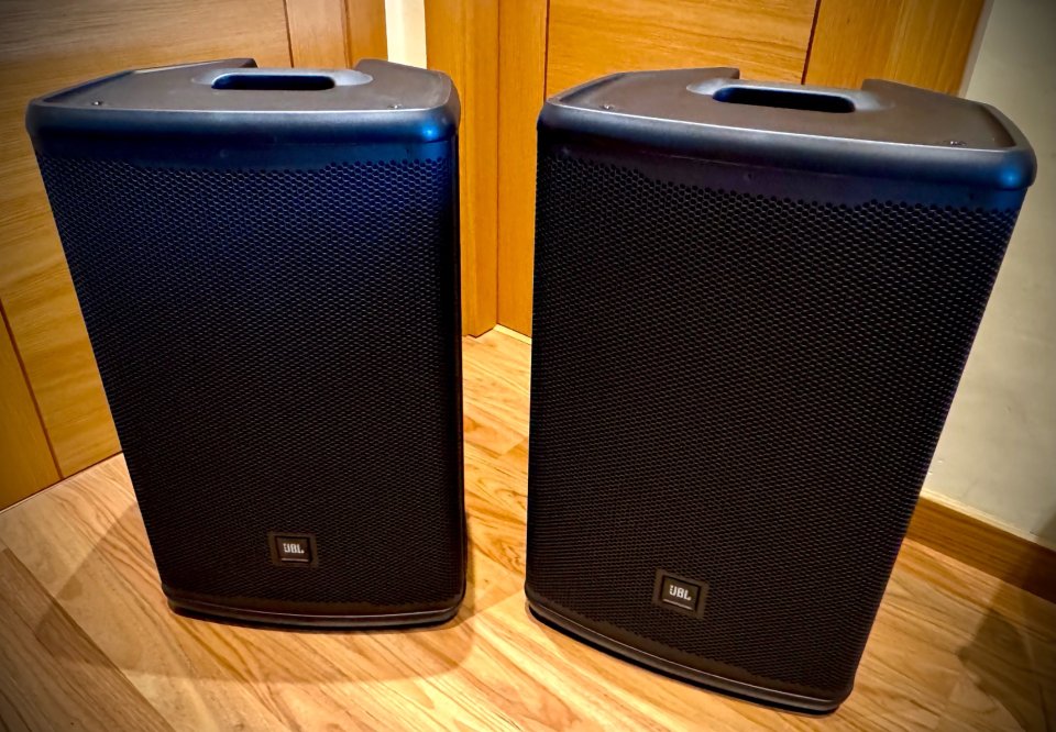 Altavoces activos JBL EON 715