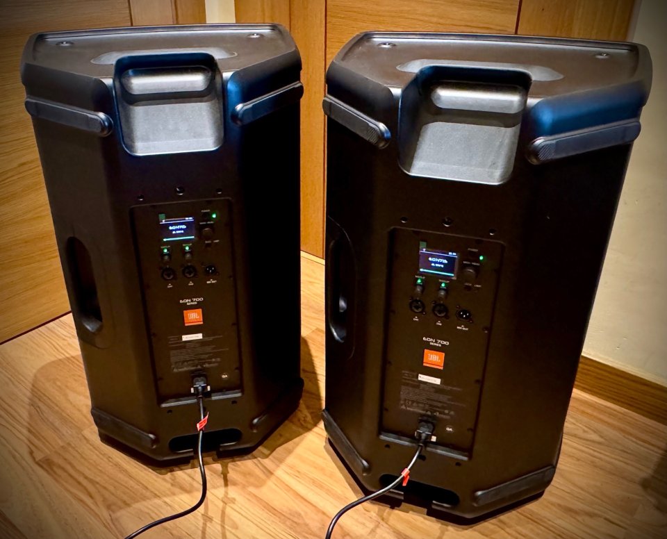 Altavoces activos JBL EON 715