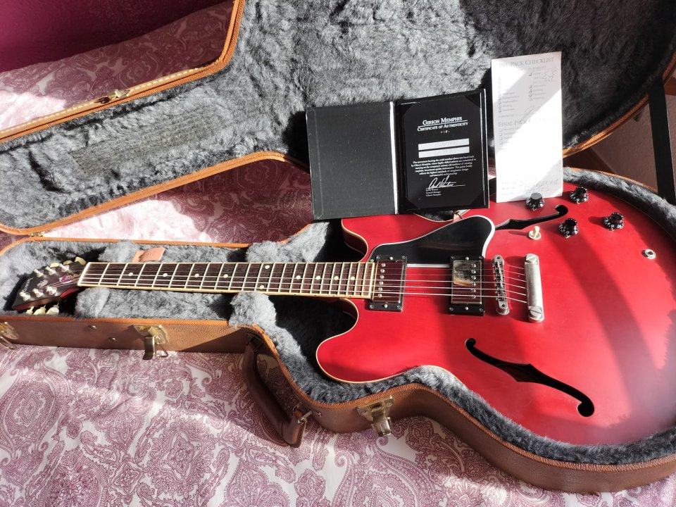 Gibson ES-335 Dot Memphis Satin Cherry de segunda mano · Foto 1 de 3 · Gipuzkoa · 2450 €