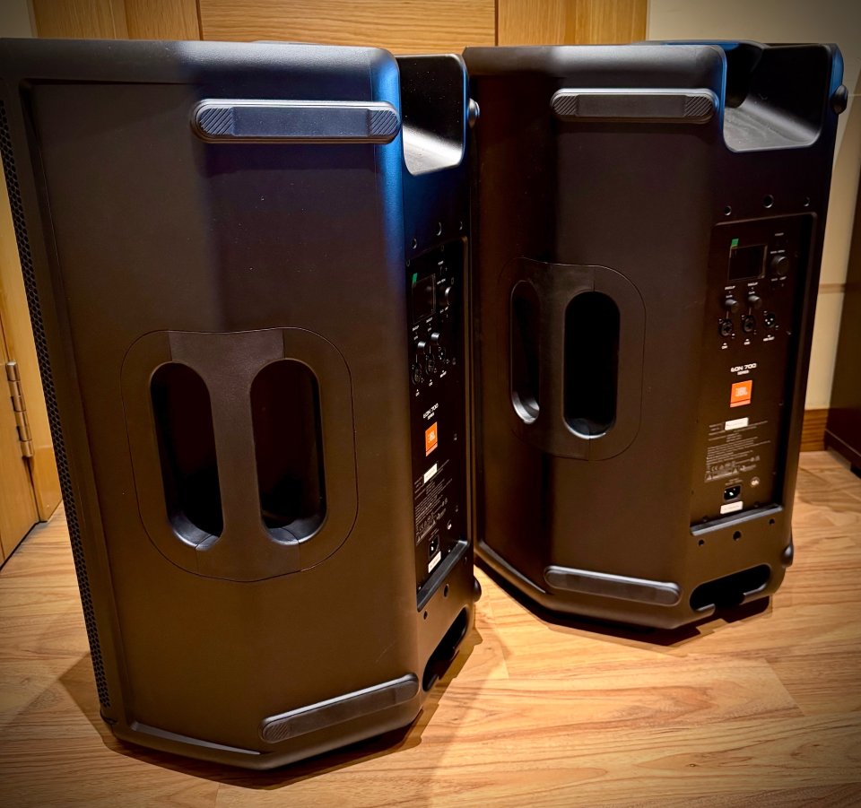 Altavoces activos JBL EON 715