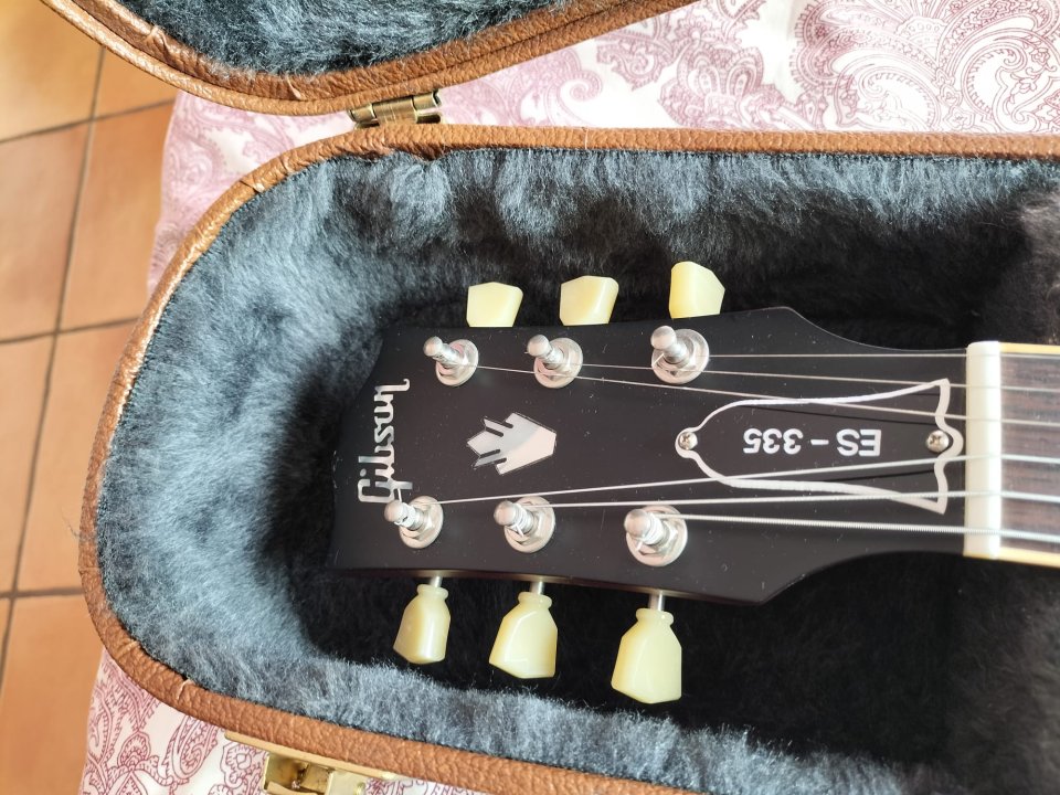 Gibson ES-335 Dot Memphis Satin Cherry de segunda mano · Foto 2 de 3 · Gipuzkoa · 2450 €