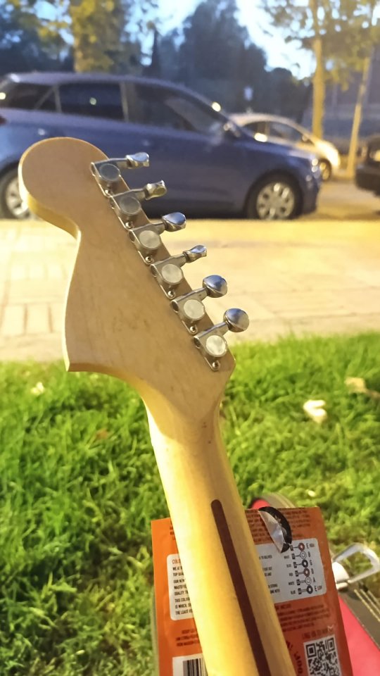 Cambio y también vendo guitarra Fresher Straighter Modelo FS500, 4ª generación fabricada en Japón entre 1981 y 1983