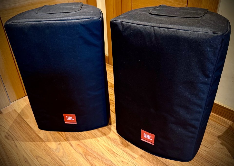 Altavoces activos JBL EON 715