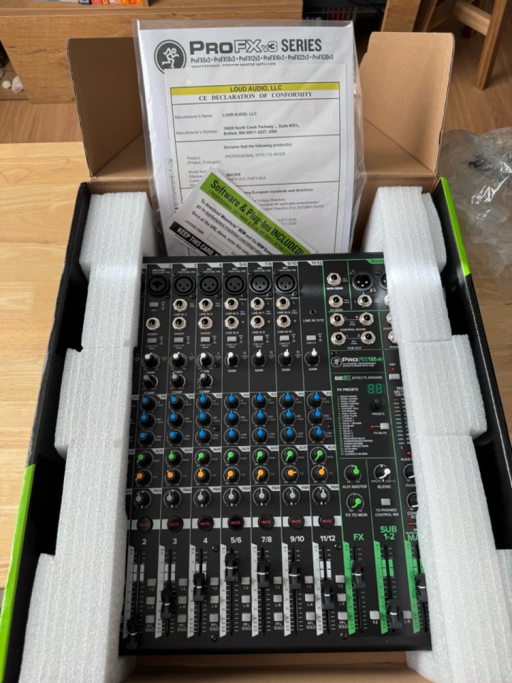Mackie PRO FX 12v3 de segunda mano · Foto 1 de 8 · Almería · 230 €