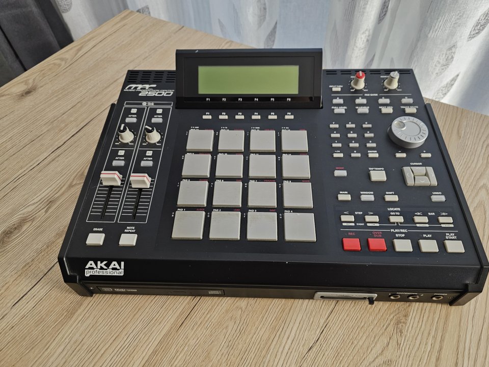 Akai MPC 2500 de segunda mano · Foto 3 de 8 · Barcelona · 1200 €