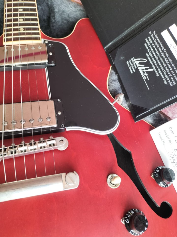 Gibson ES-335 Dot Memphis Satin Cherry de segunda mano · Foto 3 de 3 · Gipuzkoa · 2450 €