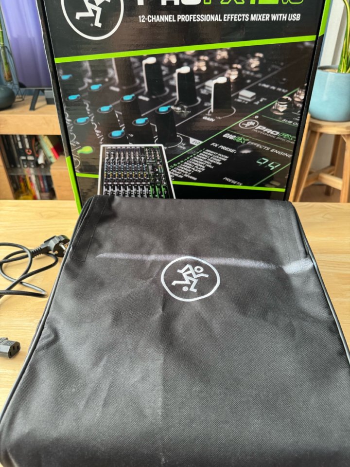 Mackie PRO FX 12v3 de segunda mano · Foto 2 de 8 · Almería · 230 €