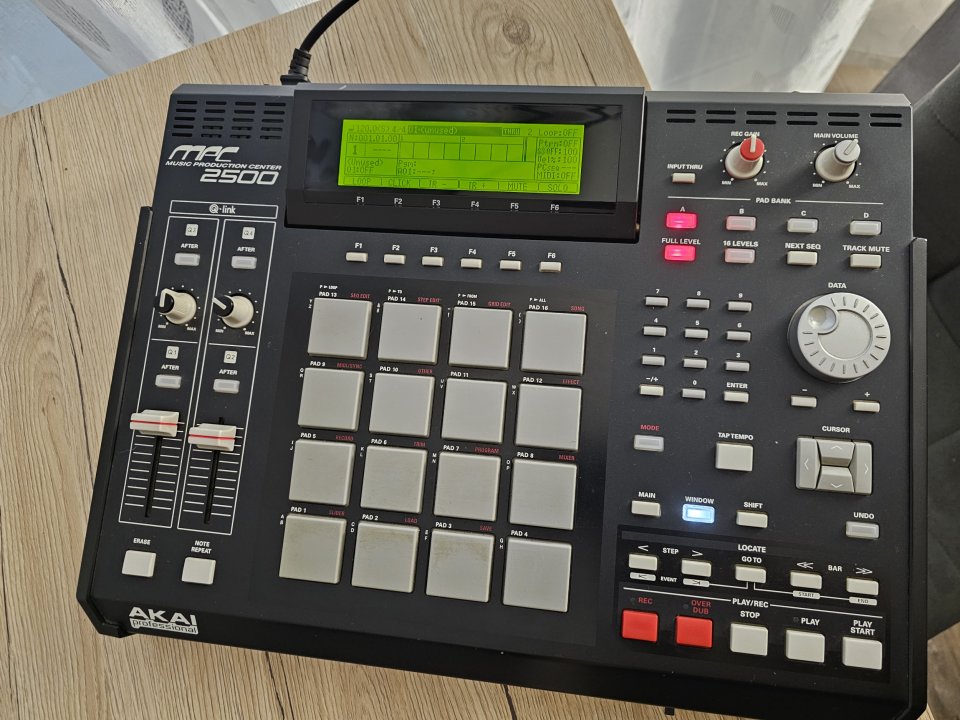 Akai MPC 2500 de segunda mano · Foto 4 de 8 · Barcelona · 1200 €