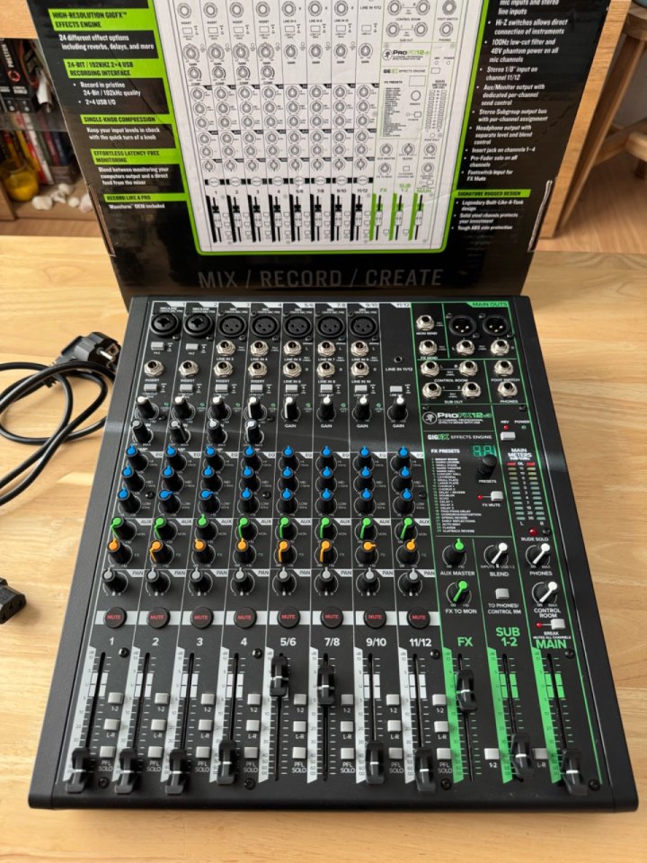 Mackie PRO FX 12v3 de segunda mano · Foto 3 de 8 · Almería · 230 €