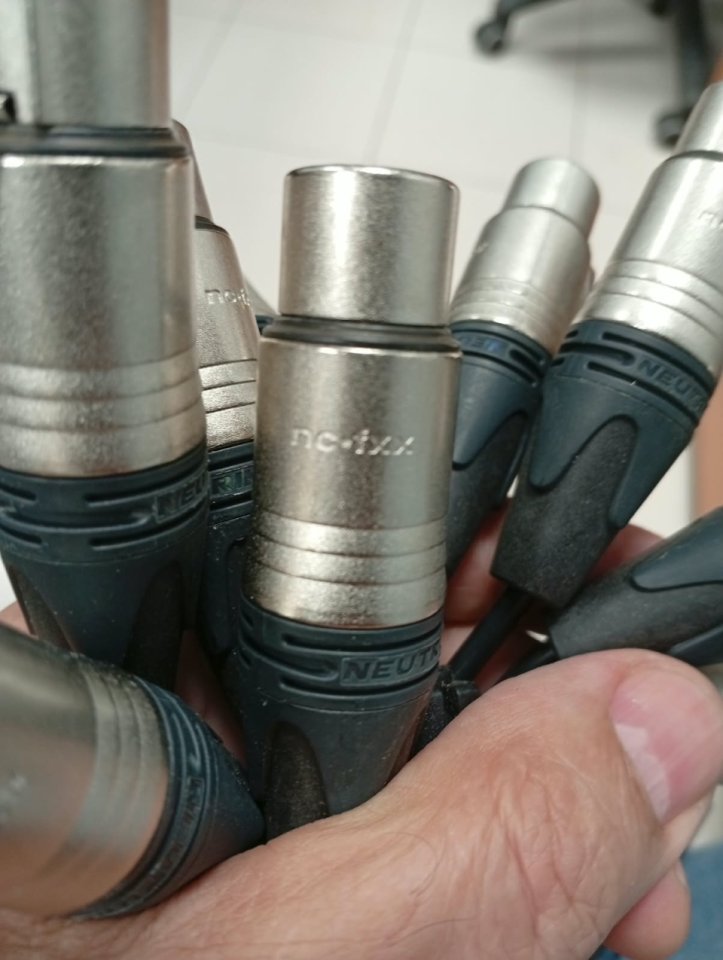 Conector hembra 4 polos Neutrik NC-FXX de segunda mano · Foto 3 de 3 · Madrid · 35 €