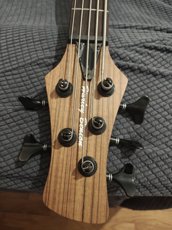 Bajo 5 cuerdas Harley Benton HBZ2005