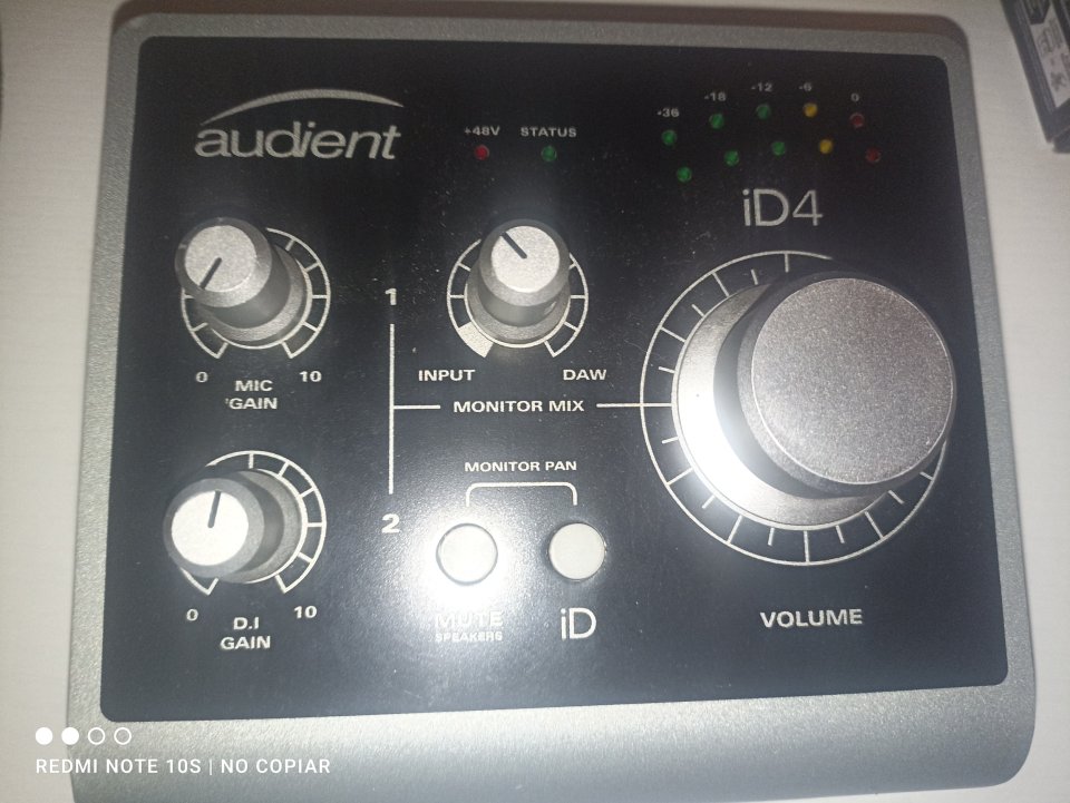 Audient iD4 - Interfaz USB de Audio Profesional (Cuerpo de Metal) de segunda mano · Foto 1 de 10 · Girona · 89 €