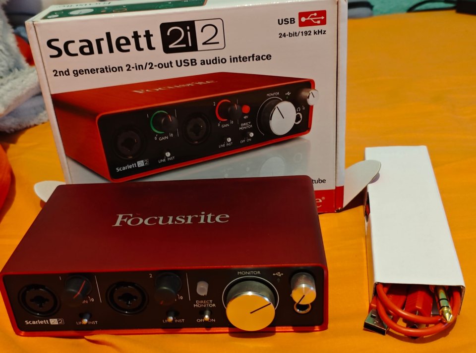 Focusrite Scarlett 2i2 2nd Gen + Sennheiser XS1 – Pack impecable