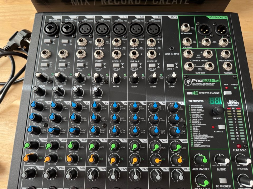 Mackie PRO FX 12v3 de segunda mano · Foto 5 de 8 · Almería · 230 €