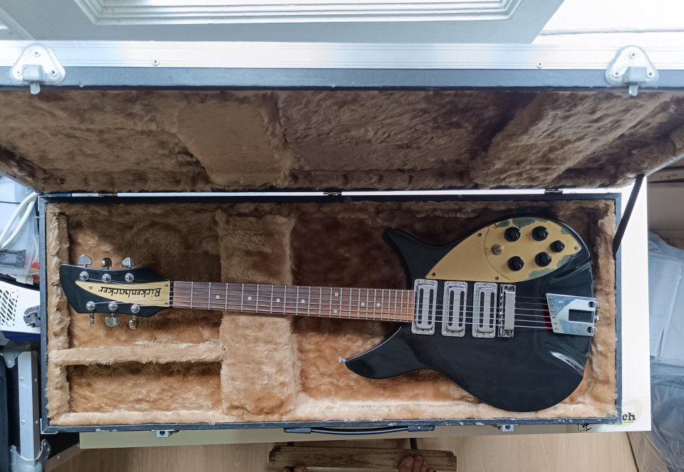 Guitarra Luthier estilo Rickenbacker 325 + estuche rigido y semirigido de segunda mano · Foto 1 de 6 · Barcelona · 900 €