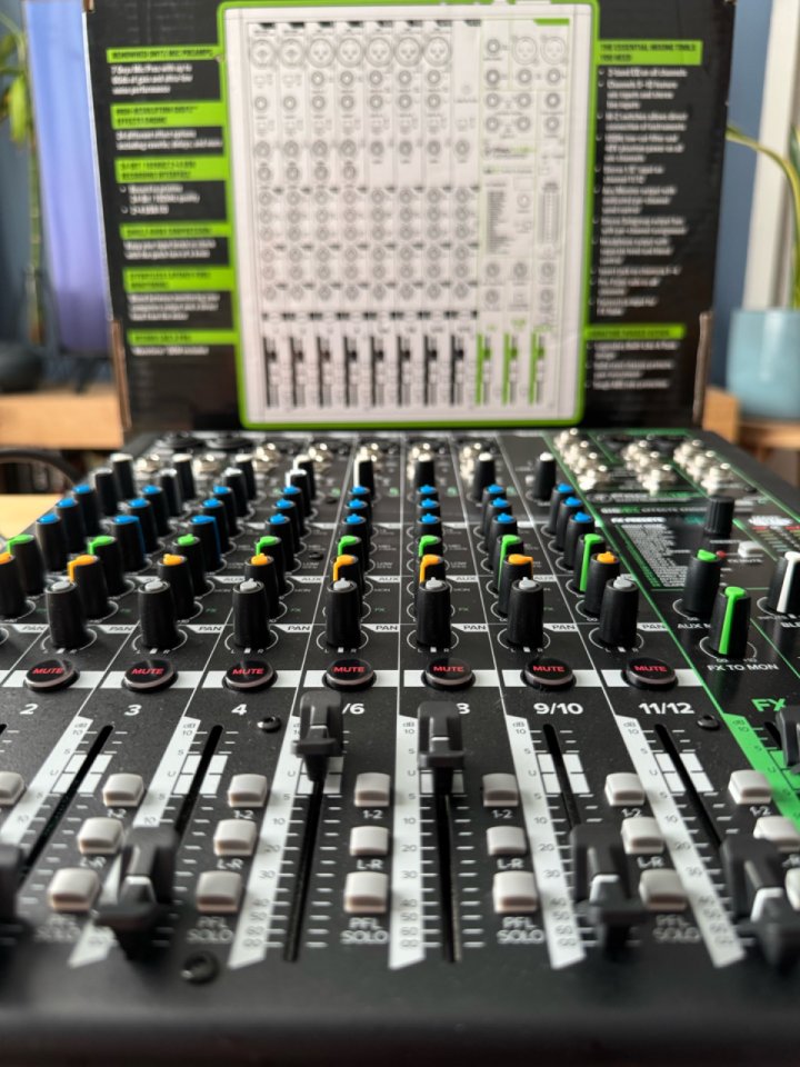 Mackie PRO FX 12v3 de segunda mano · Foto 6 de 8 · Almería · 230 €