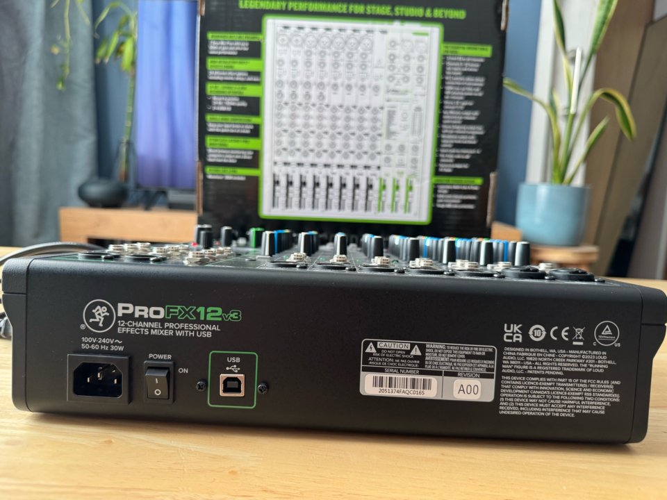 Mackie PRO FX 12v3 de segunda mano · Foto 8 de 8 · Almería · 230 €