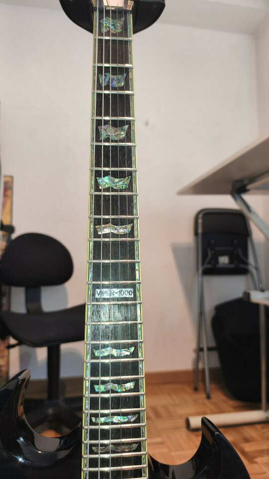 Guitarra ESP LTD Viper-1000