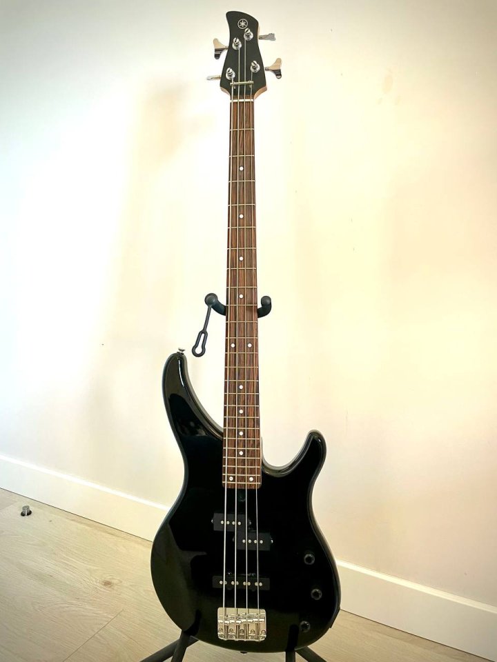 Bajo Eléctrico Yamaha TRBX174 Negro