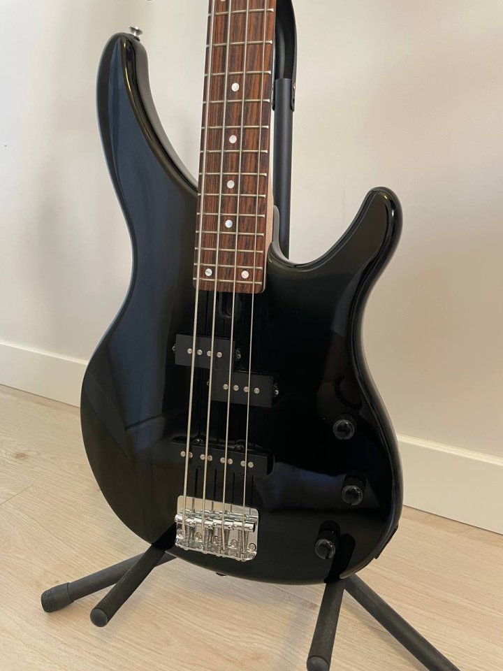Bajo Eléctrico Yamaha TRBX174 Negro