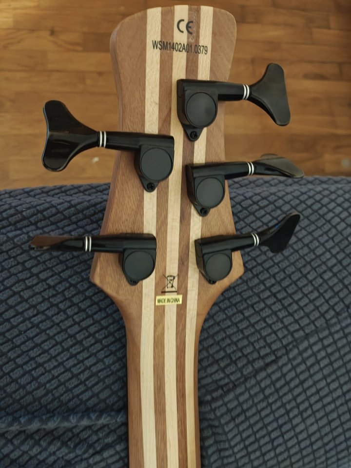 Bajo 5 cuerdas Harley Benton HBZ2005