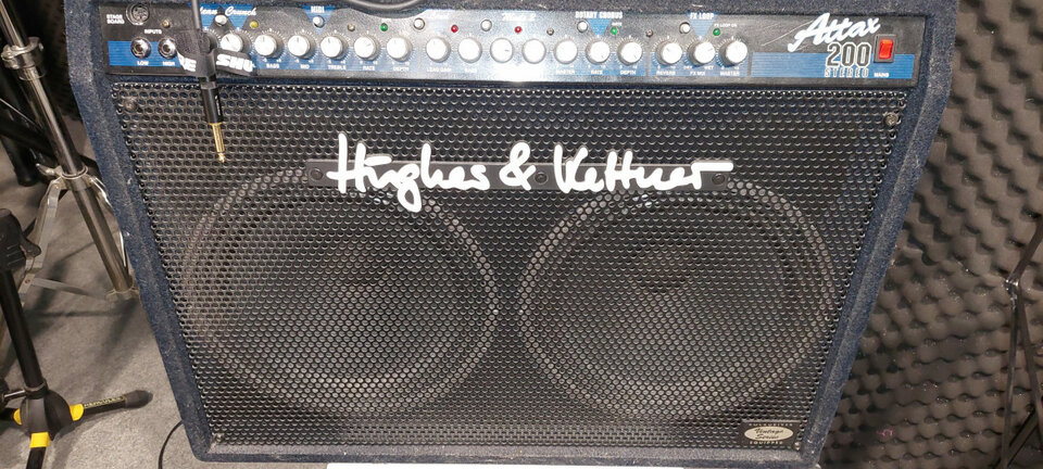 Vendo-Cambio Hughes & Kettner 200 ATTAX Estereo.